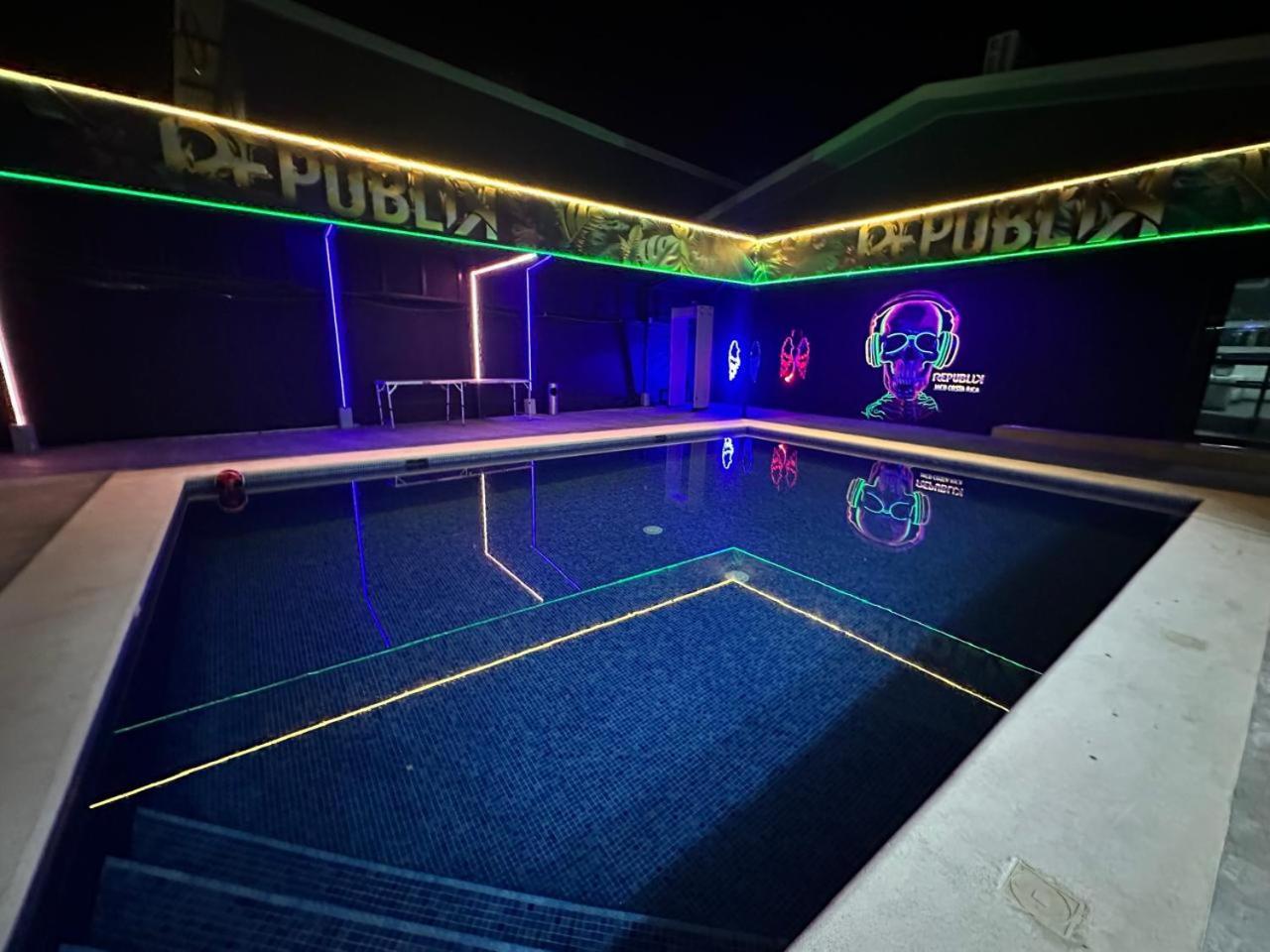 Republik Hotel, Bistro And Nightclub On Site ハコ エクステリア 写真