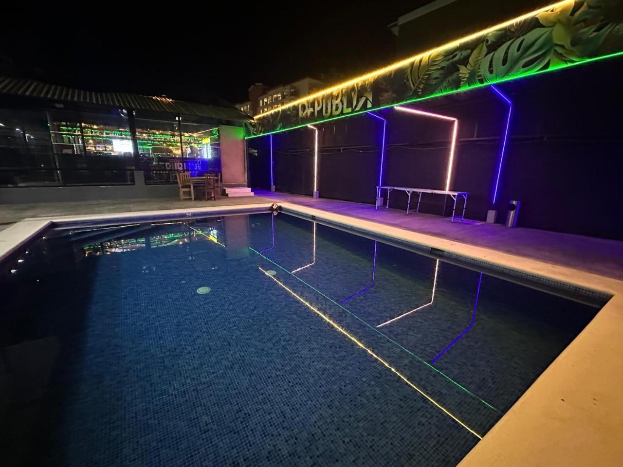 Republik Hotel, Bistro And Nightclub On Site ハコ エクステリア 写真